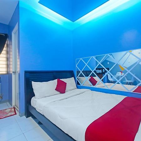 Oyo 896 Silverio Suites Manille Extérieur photo