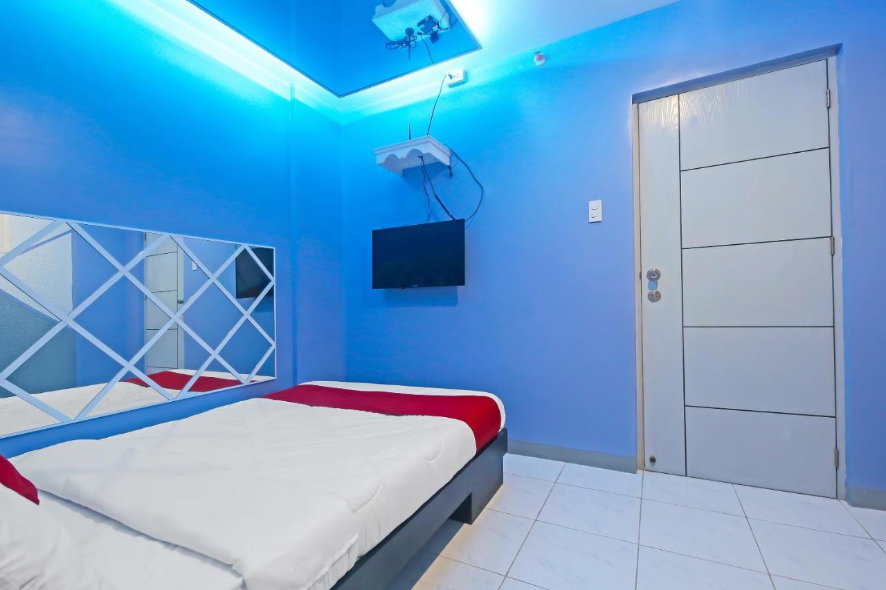 Oyo 896 Silverio Suites Manille Extérieur photo