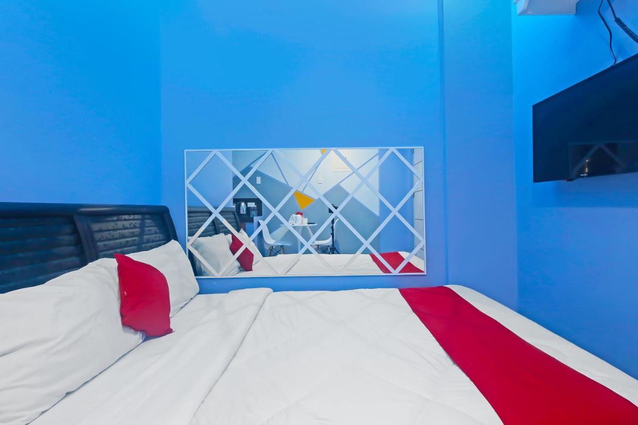 Oyo 896 Silverio Suites Manille Extérieur photo