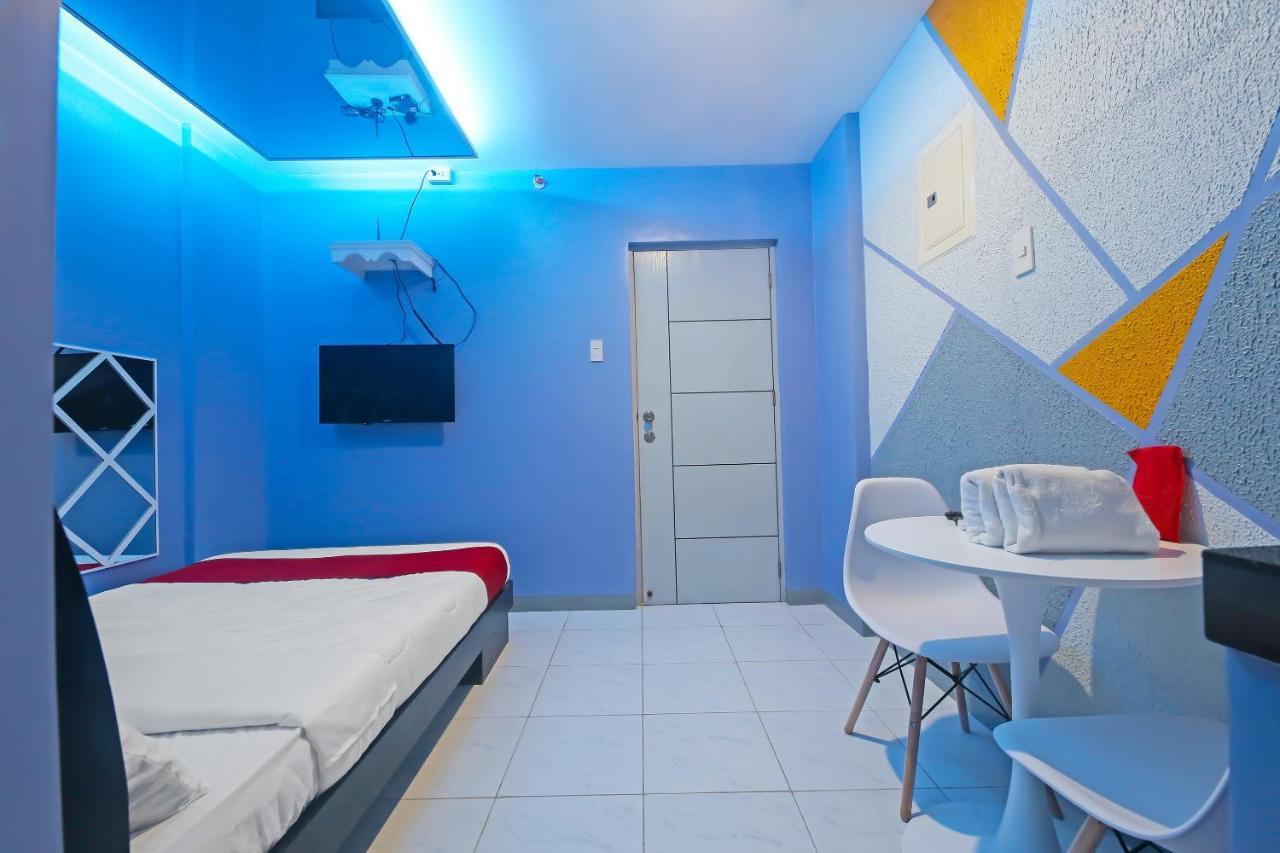 Oyo 896 Silverio Suites Manille Extérieur photo
