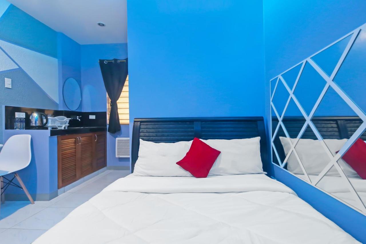 Oyo 896 Silverio Suites Manille Extérieur photo